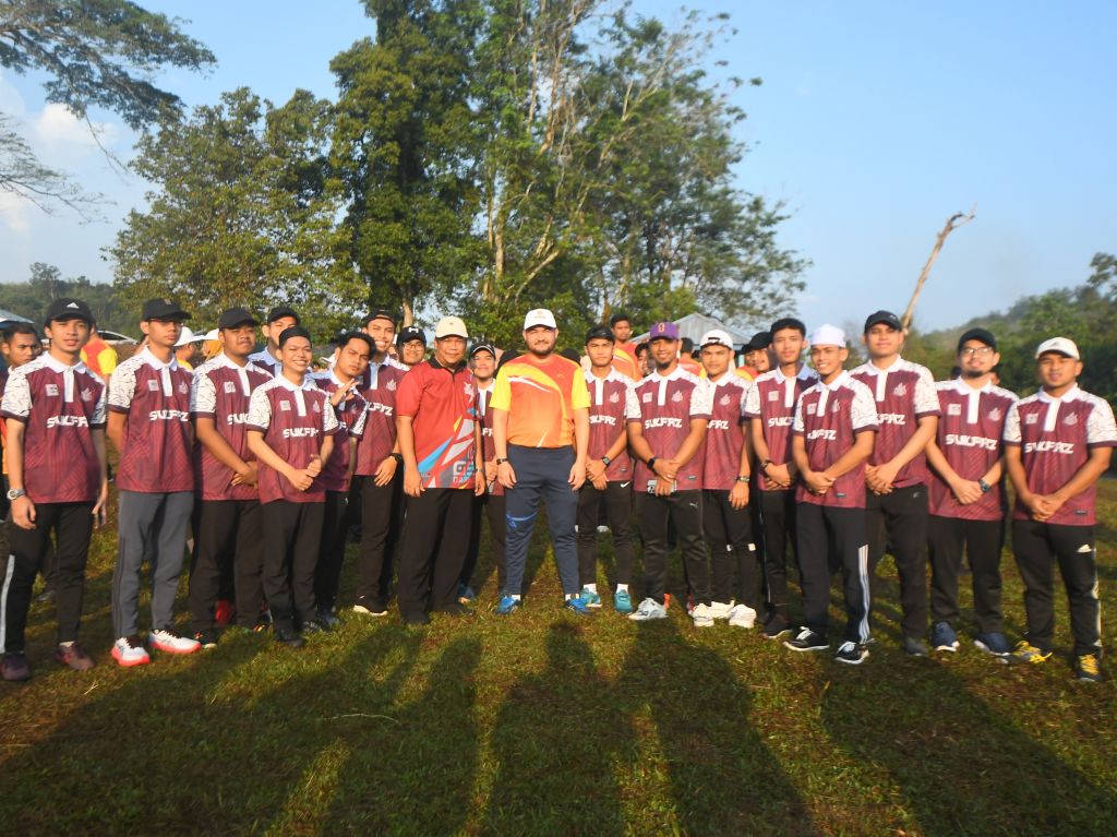 30 pelajar DQ dan masyarakat Hulu Selangor bersihkan sungai Alor Lempah bersama Raja Muda Selangor 01