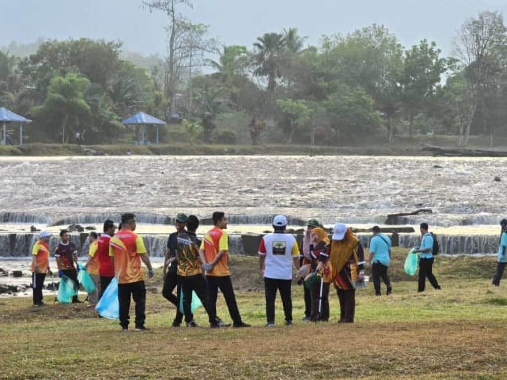 30 pelajar DQ dan masyarakat Hulu Selangor bersihkan sungai Alor Lempah bersama Raja Muda Selangor 02