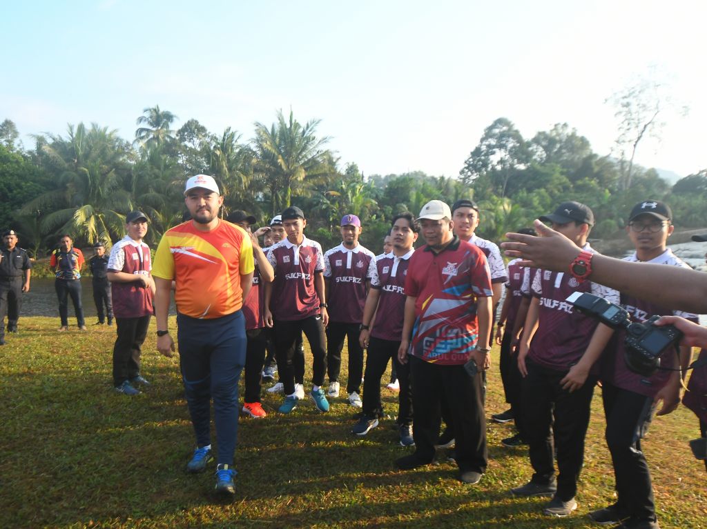 30 pelajar DQ dan masyarakat Hulu Selangor bersihkan sungai Alor Lempah bersama Raja Muda Selangor 03