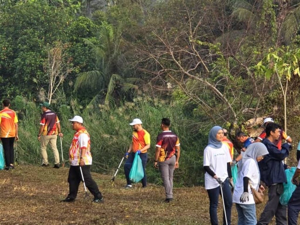 30 pelajar DQ dan masyarakat Hulu Selangor bersihkan sungai Alor Lempah bersama Raja Muda Selangor 04