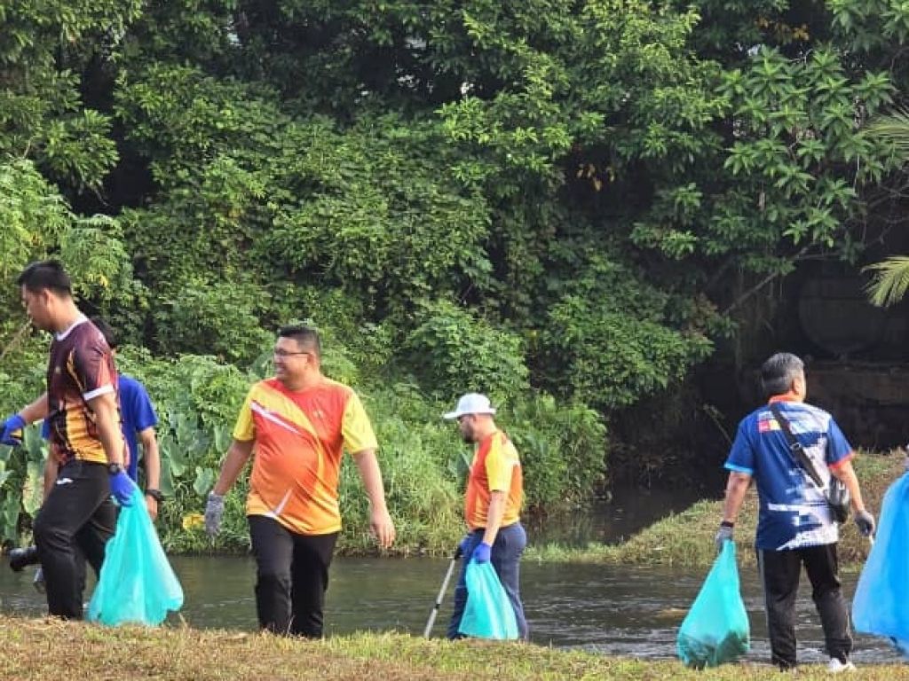 30 pelajar DQ dan masyarakat Hulu Selangor bersihkan sungai Alor Lempah bersama Raja Muda Selangor 05
