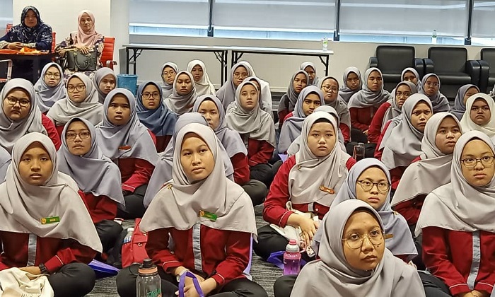 Lawatan Ilmiah Penuntut Sekolah Menengah Sains Seri Puteri 4