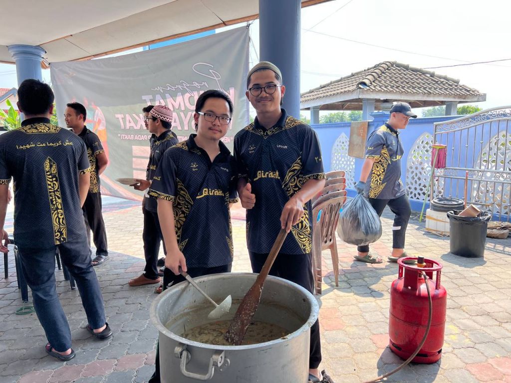 Pelajar DQ Santuni Warga Besut 9