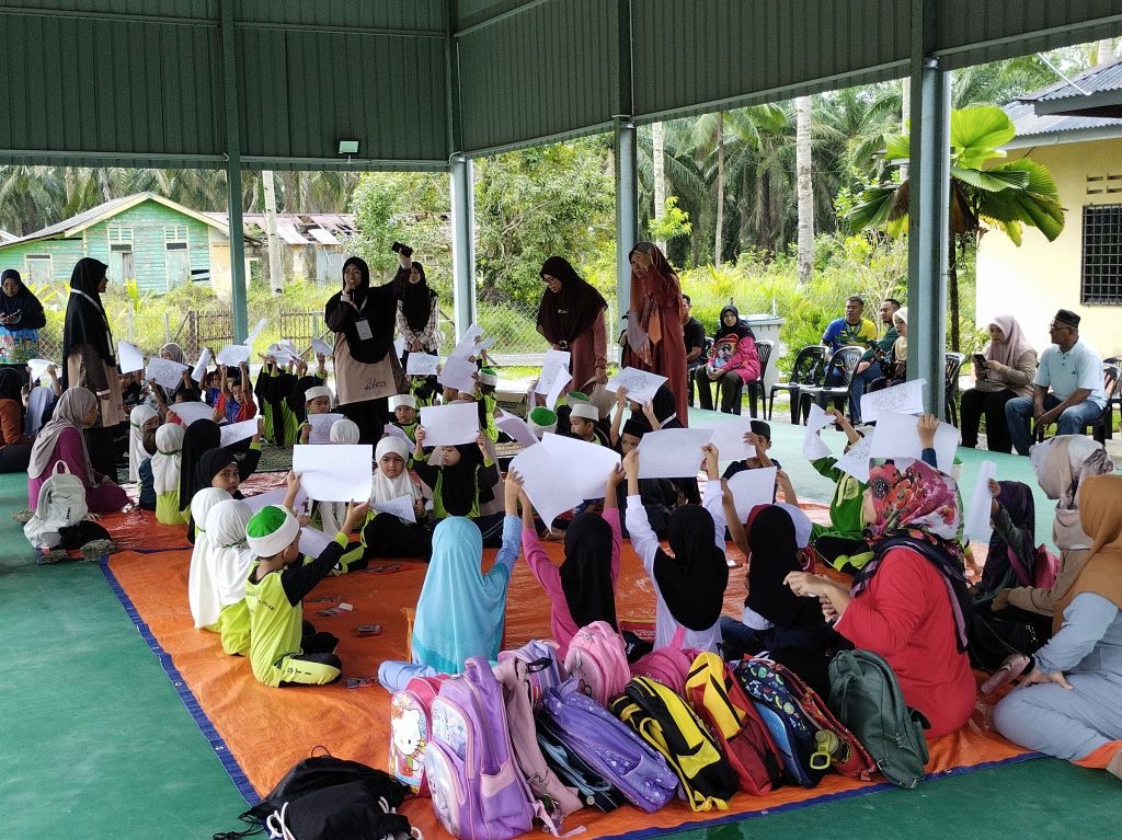 PELAJAR PROGRAM PENSIJILAN TAHFIZ AL QURAN JAKIM IPT MENABUR BAKTI DI KG. SG. MENGKUANG JOHOR 03