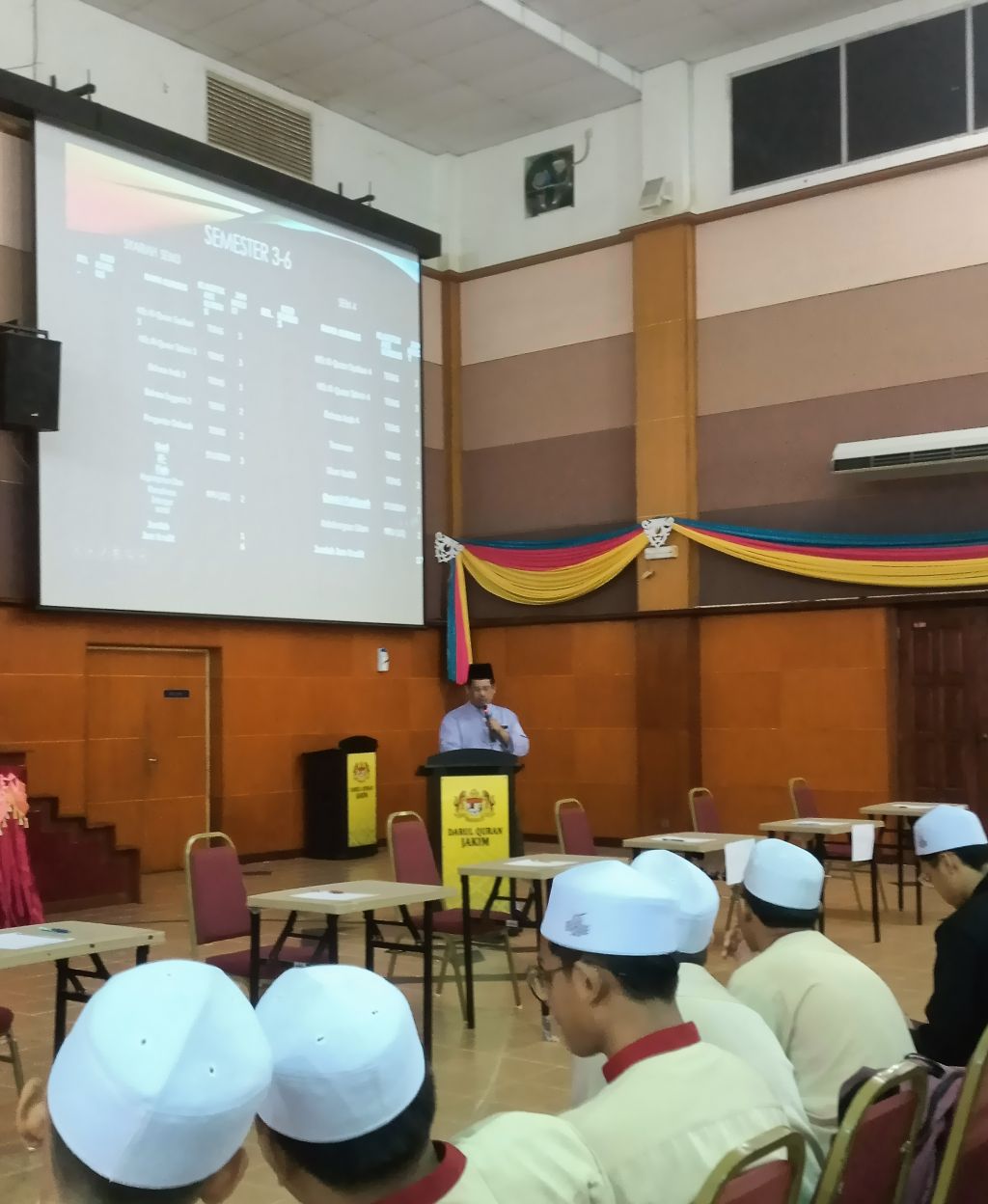 TAKLIMAT PEMILIHAN SYUKBAH KEPADA PELAJAR SEMESTER DUA 04