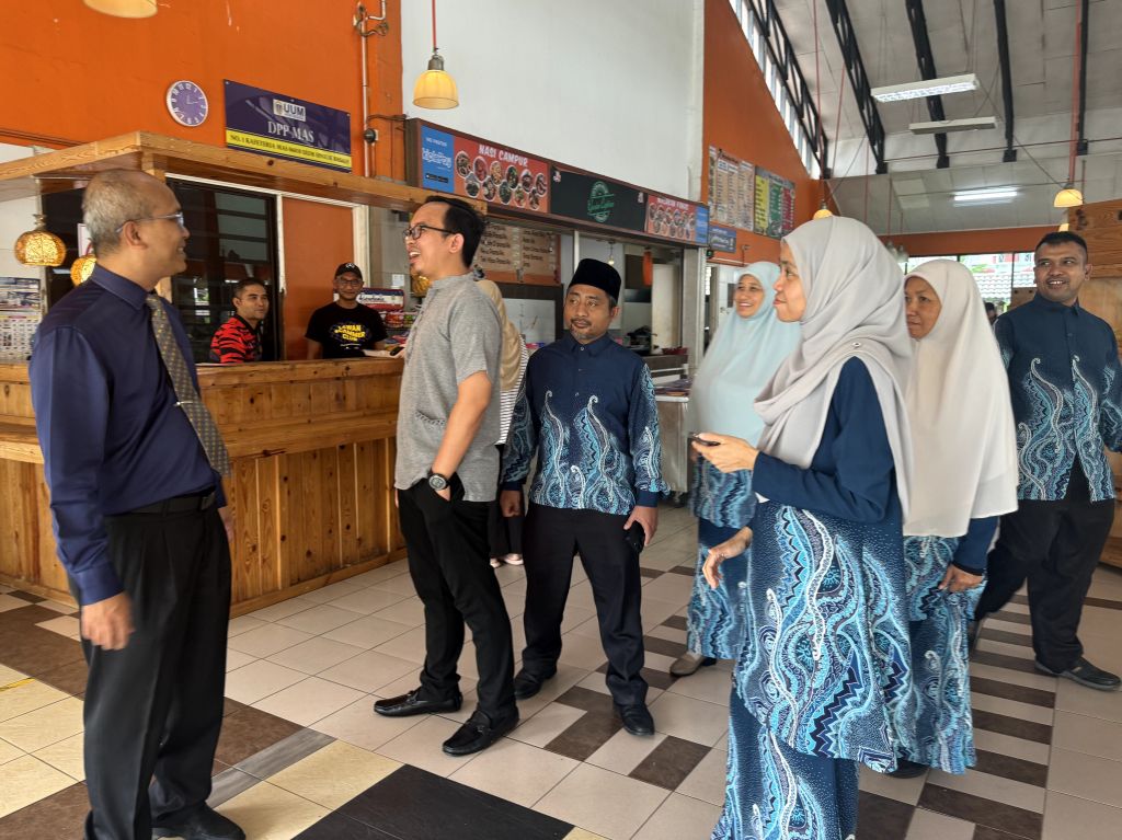 DQ ADAKAN LAWATAN PENANDARASAN KE UUM 01