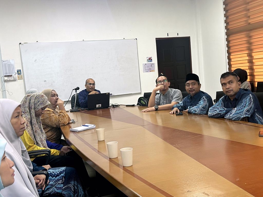 DQ ADAKAN LAWATAN PENANDARASAN KE UUM 02