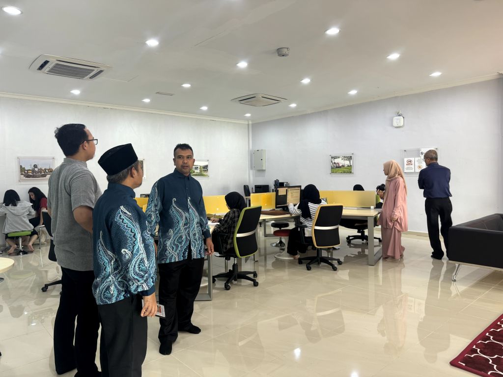 DQ ADAKAN LAWATAN PENANDARASAN KE UUM 04