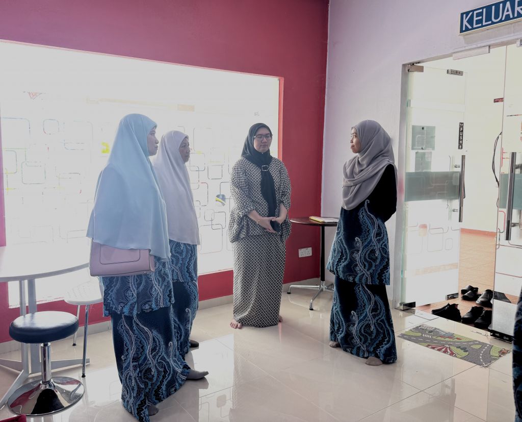 DQ ADAKAN LAWATAN PENANDARASAN KE UUM 05