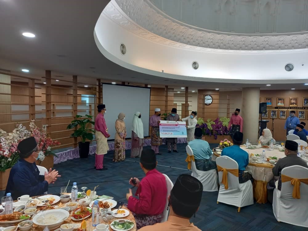 Penyerahan Mock Cheque Kepada Imam Bilal Marbut Guru Takmir Dan Guru KAFA Negeri Sarawak 3