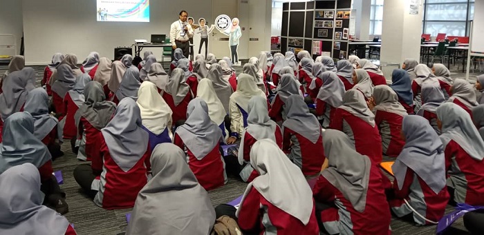 Lawatan Ilmiah Penuntut Sekolah Menengah Sains Seri Puteri 5