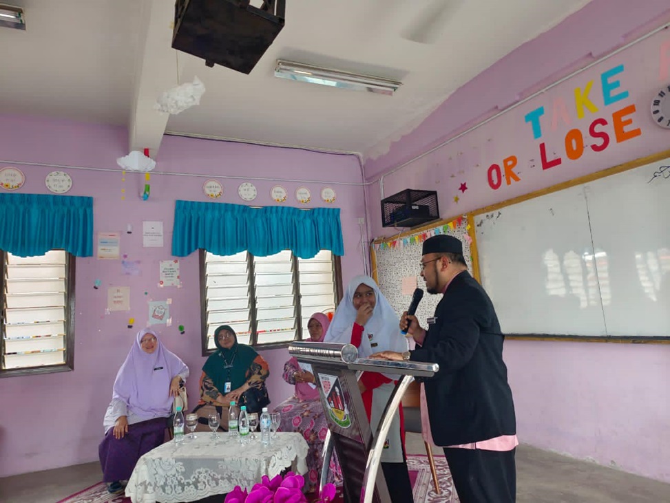 SEMINAR ISU SOSIAL DI SMA AL KHAIRIAH 9